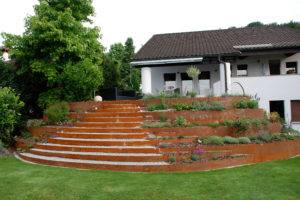 Terrassierung mit Flachstahl
